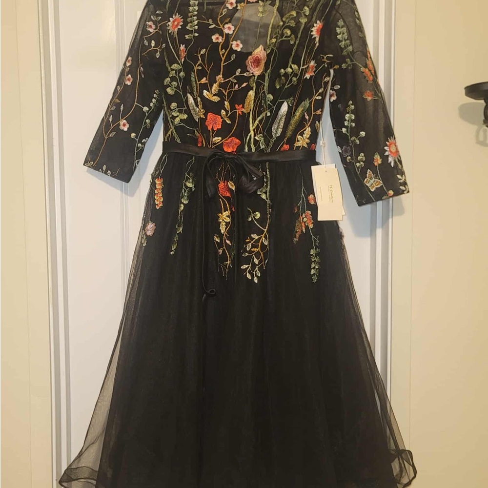 Elegant Black Floral Embroidered Dress - Picture 2 of 3